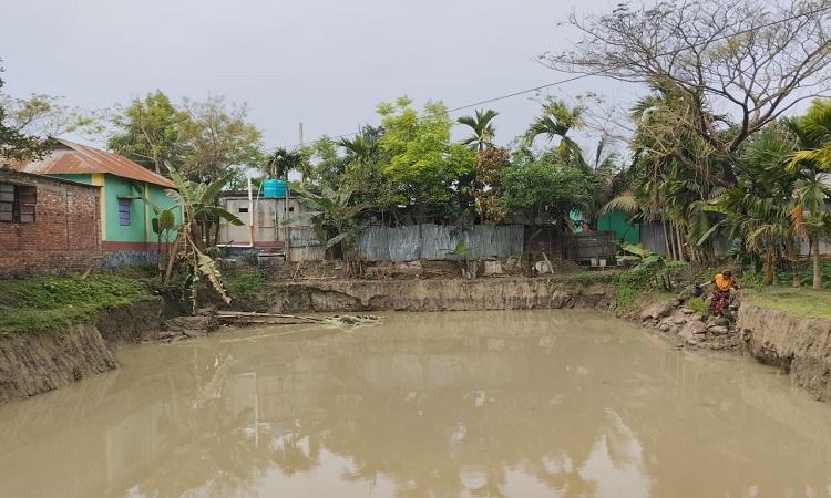 গভীর খননে ঝুঁকিতে তিন পরিবার