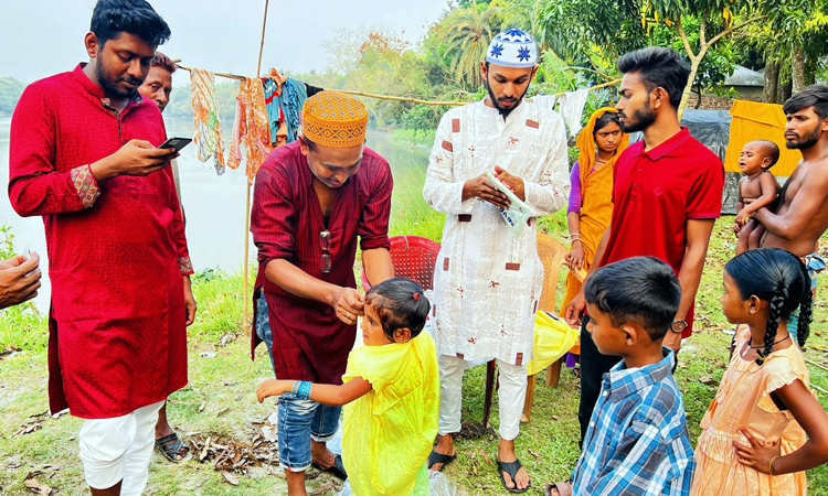 নতুন পোশাক পেয়ে মহাখুশি সুবিধাবঞ্চিত শিশুরা