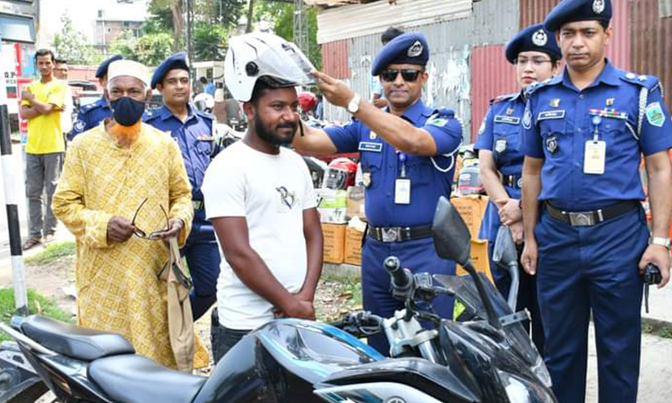 নওগাঁয় ‘নো হেলমেট, নো ফুয়েল’ কার্যক্রম জোরদারে মাঠে পুলিশ