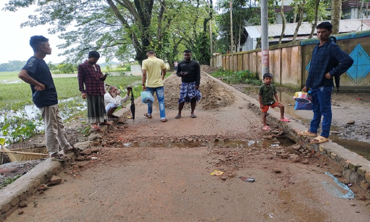 রাস্তা খুঁড়ে রেখে লাপাত্তা ঠিকাদার, দুর্ভোগে মানুষ