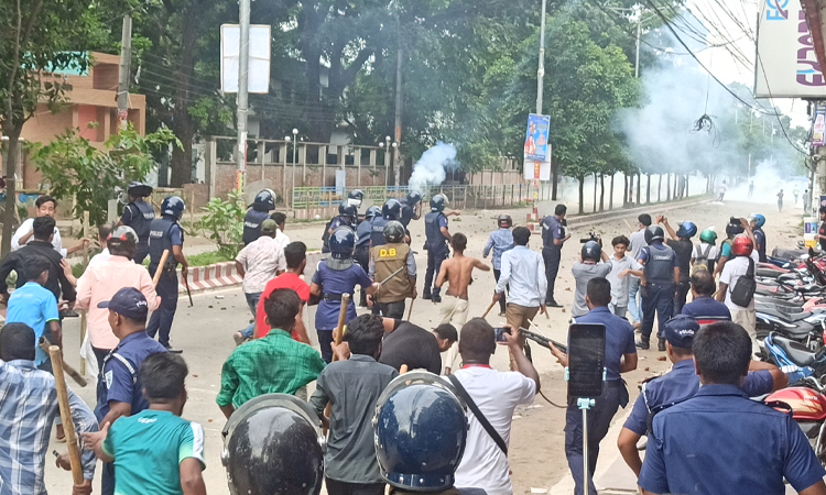 ঠাকুরগাঁওয়ে কোটা আন্দোলনকারী-ছাত্রলীগের দফায় দফায় সংঘর্ষ, পুলিশের টিয়ারশেল নিক্ষেপ