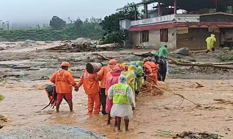 কেরালার ভূমিধসে নিহতের সংখ্যা বেড়ে ১৪৩