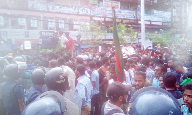 সিলেটে শিক্ষার্থীদের ওপর পুলিশের হামলা