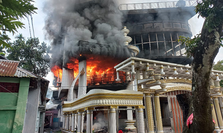 লালমনিরহাটে তিন সংসদ সদস্যসহ শতাধিক আ.লীগ নেতার বাড়িতে আগুন