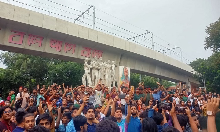 উপদেষ্টাদের গদি ছাড়ার হুঁশিয়ারি হাসনাত আব্দুল্লাহর