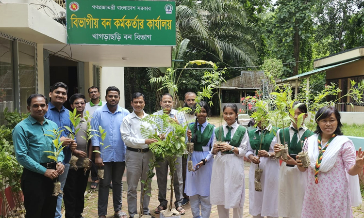 খাগড়াছড়িতে গার্লস গাইডের মাঝে চারা বিতরণ