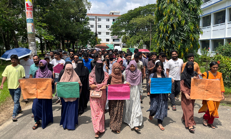 ছাত্ররাজনীতি নিষিদ্ধসহ চার দফা দাবিতে সিকৃবিতে মানববন্ধন