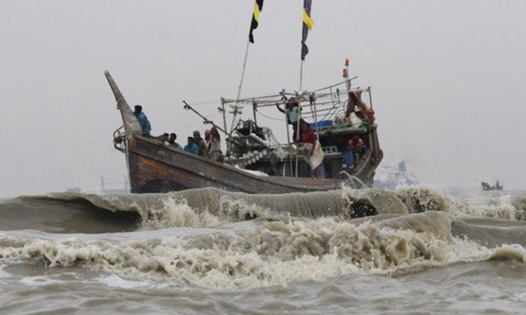 উত্তাল বঙ্গোপসাগরে ট্রলারডুবি, জীবিত উদ্ধার ১৫ জেলে