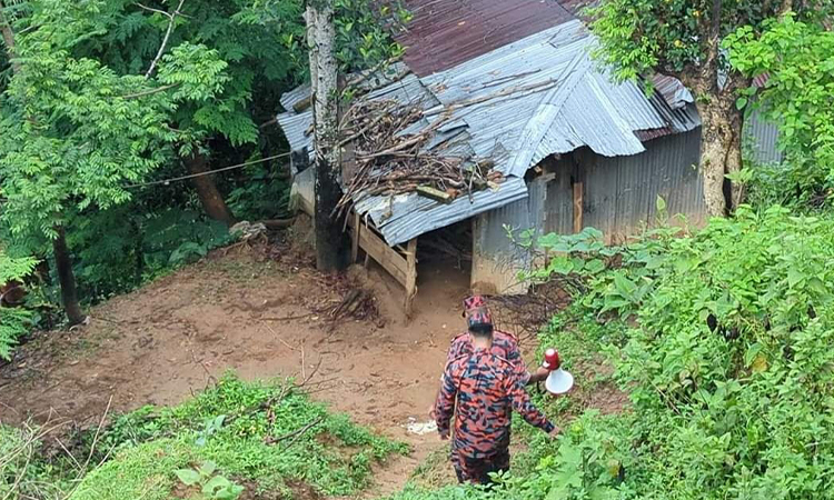 কক্সবাজারে পাহাড়ধসে একই পরিবারের তিনজনের মৃত্যু