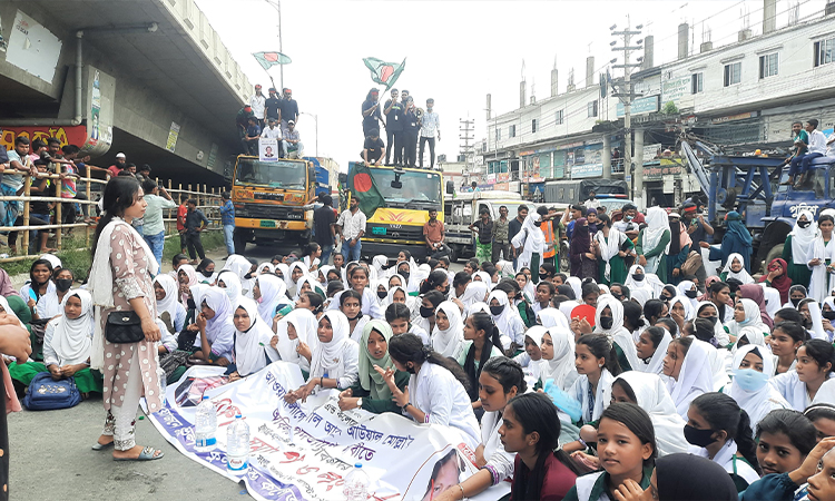 কলেজ অধ্যক্ষের পদত্যাগের দাবিতে সড়ক অবরোধ