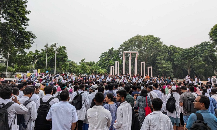 তিন দফা দাবিতে শহীদ মিনারে চিকিৎসকরা