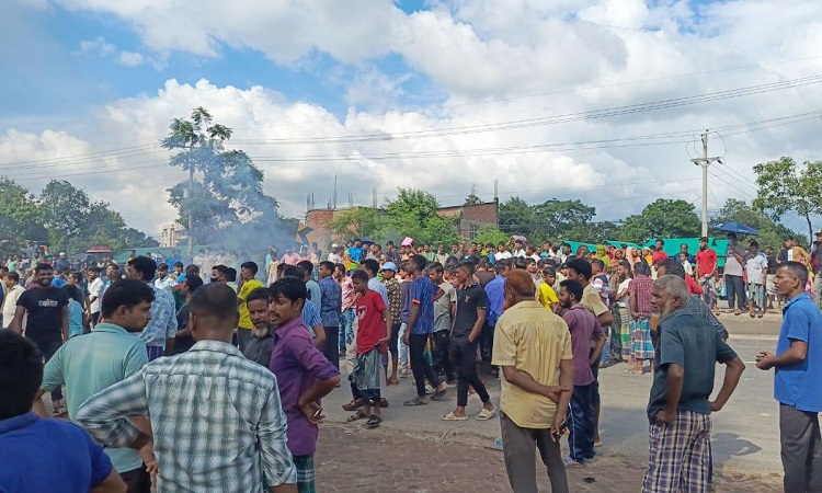 বিভিন্ন দাবিতে গাজীপুরে শ্রমিকদের মহাসড়ক অবরোধ