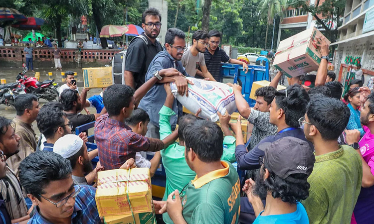 বন্যার্তদের সহায়তা টিএসসিতে ৬ ঘণ্টায় সংগ্রহ ৮৪ লাখ টাকা