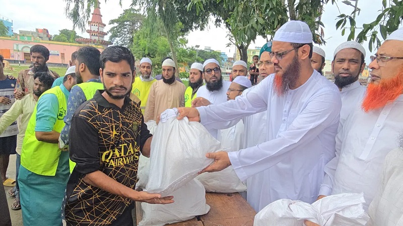 বন্যাদুর্গতদের মাঝে ইসলামী আন্দোলনের ত্রাণ বিতরণ