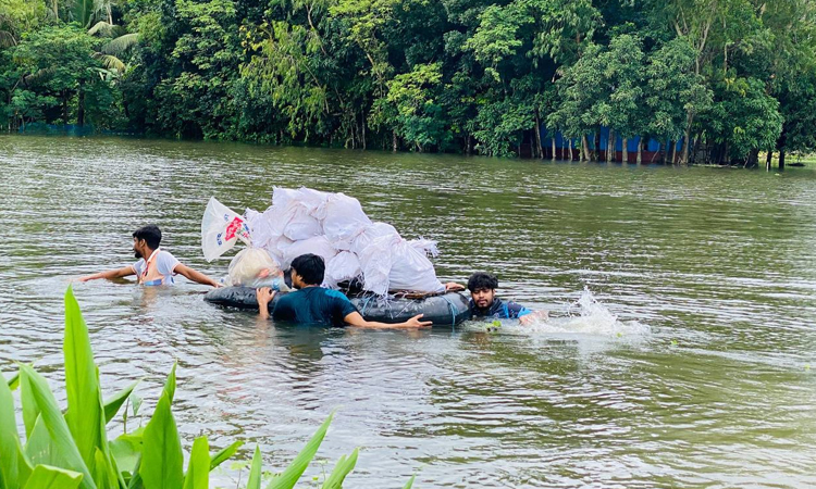 বন্যাদুর্গতদের পাশে চবির অর্থনীতি বিভাগের শিক্ষার্থীরা