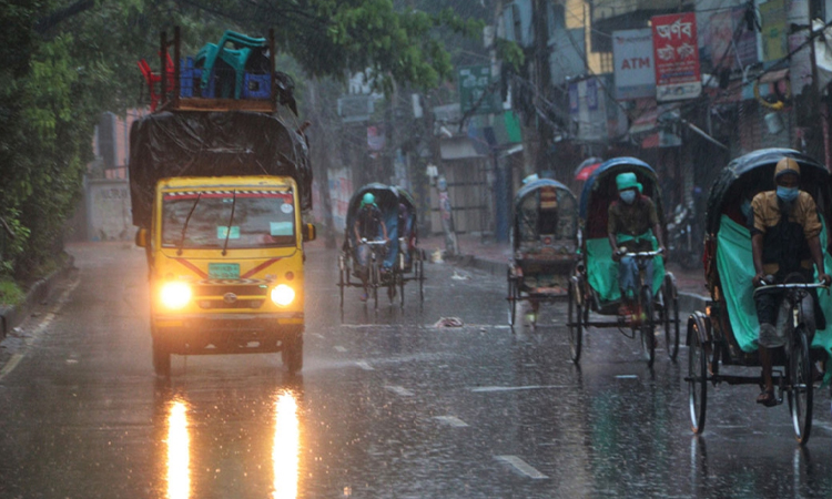 সাতসকালে ঢাকায় ঝুম বৃষ্টি, মানুষের দুর্ভোগ