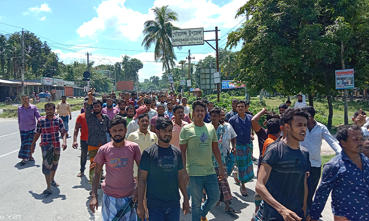 গোয়ালন্দে অটোরিকশা থেকে চাঁদা বন্ধের দাবিতে বিক্ষোভ 