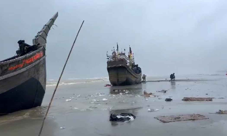 উত্তাল বঙ্গোপসাগরে ৬ ট্রলার ডুবি, ২ জেলের মৃত্যু