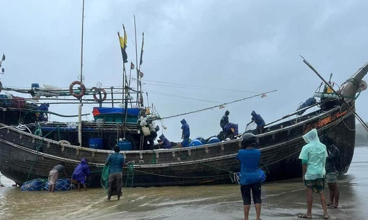 কক্সবাজারে আতঙ্ক-উদ্বেগ উৎকণ্ঠায় শতাধিক পরিবার