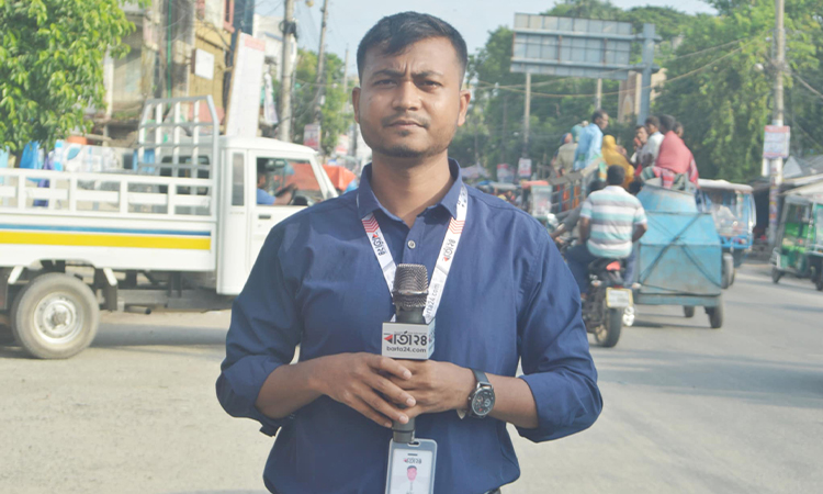 নওগাঁয় সংবাদ সংগ্রহ করতে গিয়ে হামলার শিকার সাংবাদিক 