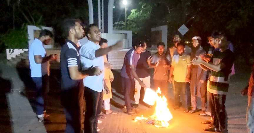 প্রথম আলো ও ডেইলি স্টার পুড়িয়ে নোবিপ্রবিতে বিক্ষোভ 