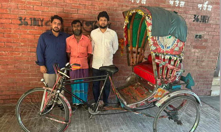 শহীদ নাফিজের দেহ বহনকারী সেই রিকশা গণভবন জাদুঘরে