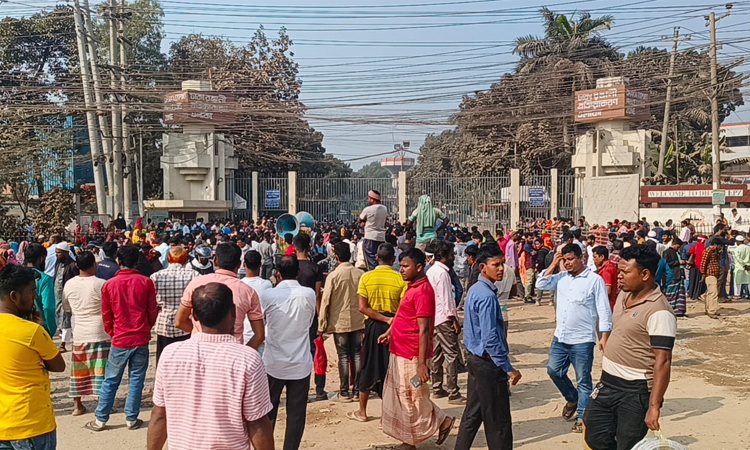 ৪ বছর আগের বকেয়া বেতনের দাবিতে শ্রমিকদের মহাসড়ক অবরোধ