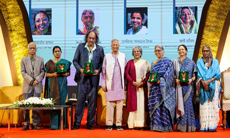 বিশিষ্ট চার নারীর হাতে বেগম রোকেয়া পদক তুলে দিলেন প্রধান উপদেষ্টা