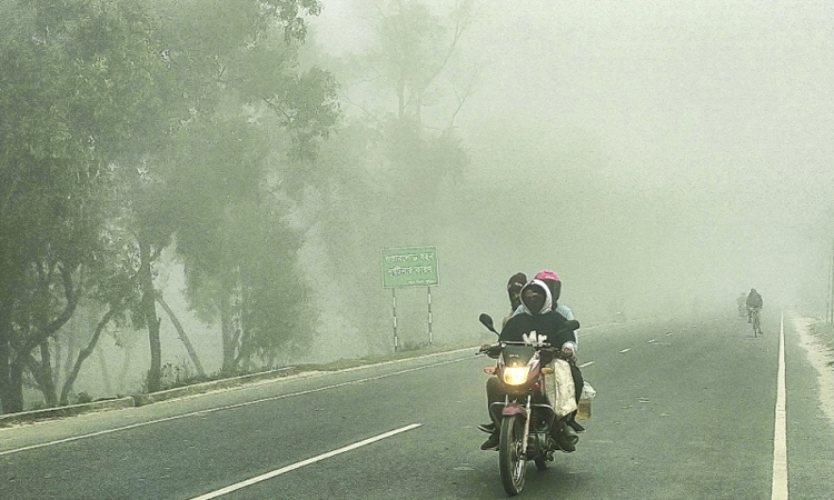 সাগরে নিম্নচাপ, ঝিরঝির বৃষ্টিতে শীতের দাপট