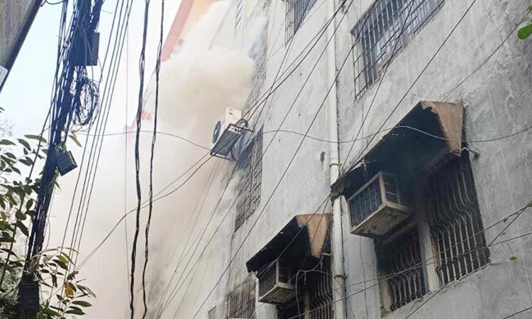 পুরানা পল্টনে ভবনে আগুন, নিয়ন্ত্রণে ৬ ইউনিট