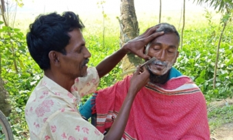 আধুনিকতার ছোঁয়ায় হারিয়ে যাচ্ছে পিঁড়িতে বসে চুল কাটা